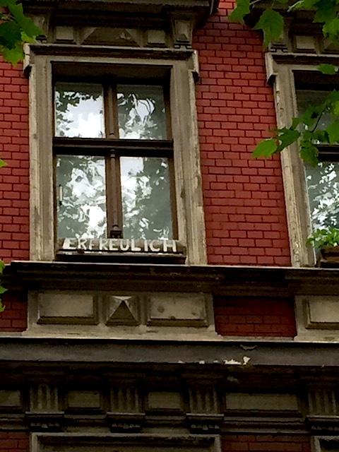 Fassade mit Schriftzug "Erfreulich", Dieffenbachstraße, Berlin