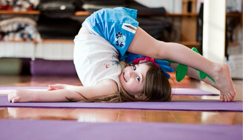 Kleines Mädchen macht Yoga